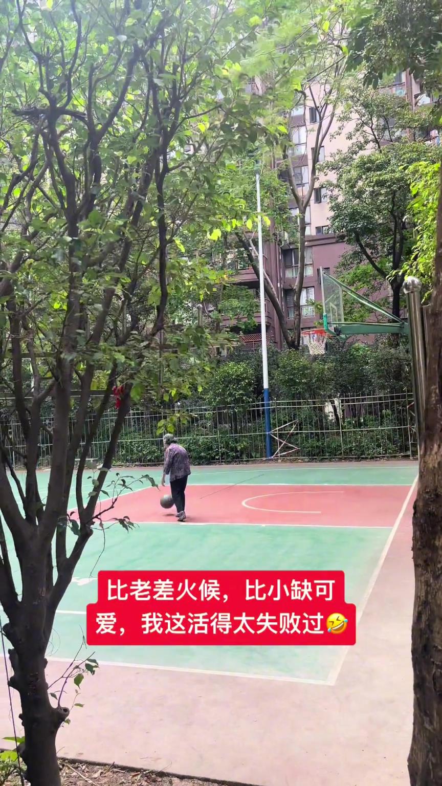 這阿婆單手一投一個準，姜還是老的辣