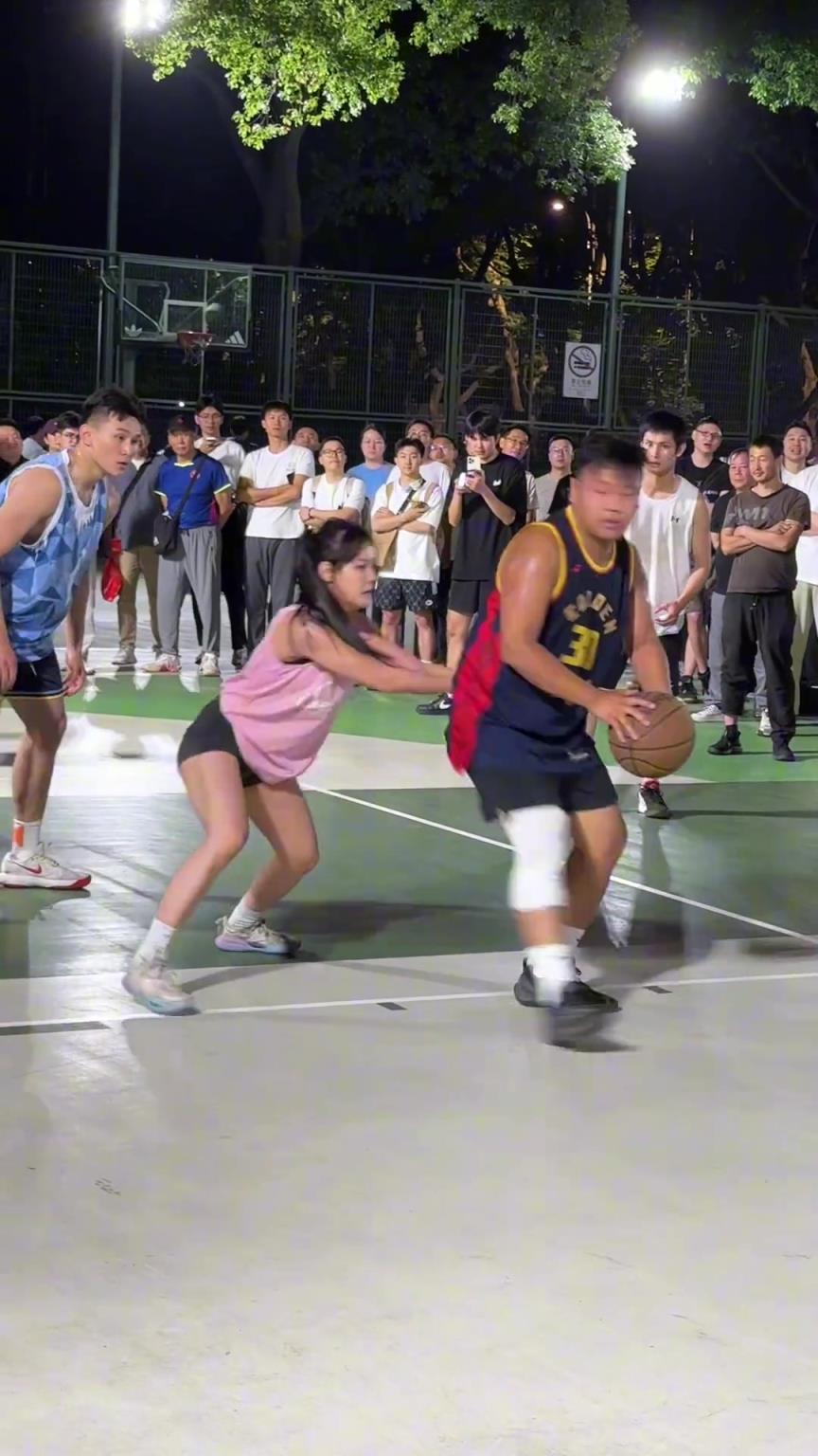 這哥們看見防自己的是女生，一個勁背打，球也不傳了